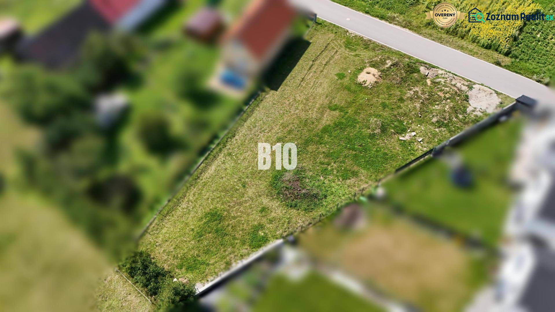 Stavebný pozemok v obci Diaková - Stavebný pozemok v Diakovej, vhodný na bývanie, oplotený a pripravený na výstavbu.
