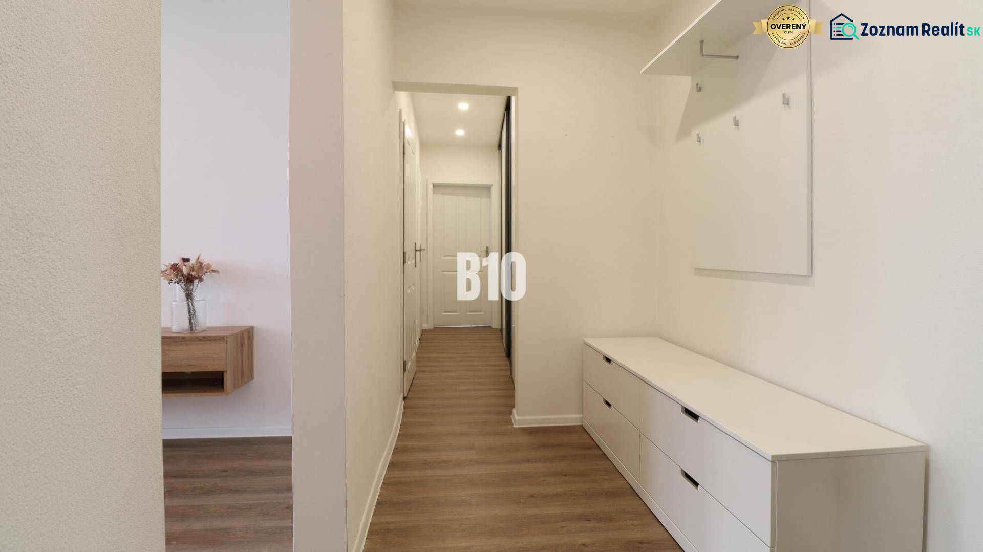 KRÁĽOVSKÝCH 82 m²: Kompletne zrekonštruovaný 3-izbový byt v centre Mar - Chodba 3-izbového bytu s podlahou s dreveným dekorom a úložnými priestormi.