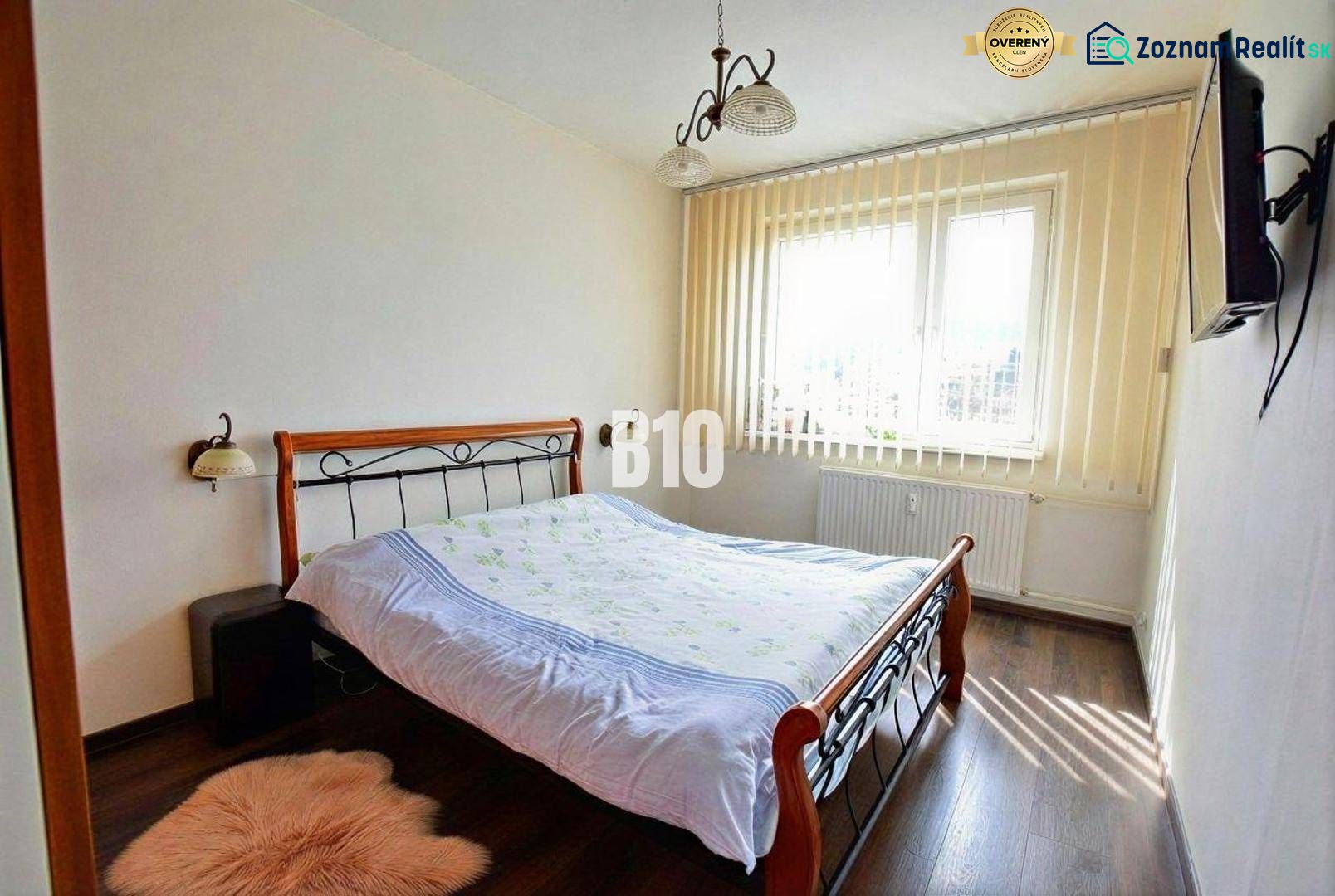 REZERVOVANÉ: 3-izbový byt Čadca,72m2 – komplet rekonštrukcia, stačí sa - Spálňa s manželskou posteľou a podlahou s dreveným dekorom, 3-izbový byt.
