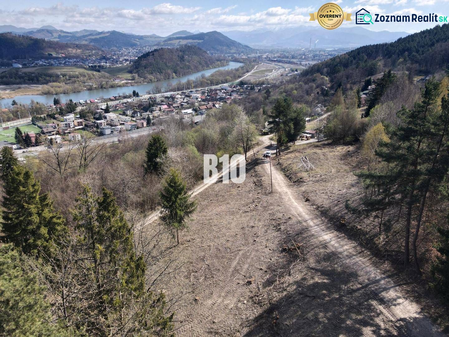 Slnečný rekreačný pozemok - Strážov - Pozemky - bývanie v Žiline s panorámou rieky a okolitých kopcov.
