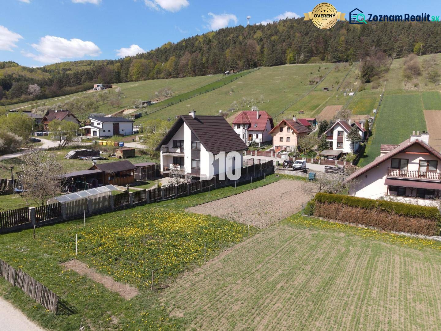 Pozemok na stavbu Rodinného domu - Jablonové - Kopcovitý terén s domami a záhradami v Bytči na Pozemkoch - bývanie.