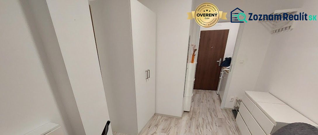 PRENÁJOM: ZARIADENÁ GARSÓNKA PRI NEMOCNICI F.D.R. - Útulná garsónka s bielym nábytkom a podlahou s dreveným dekorom.