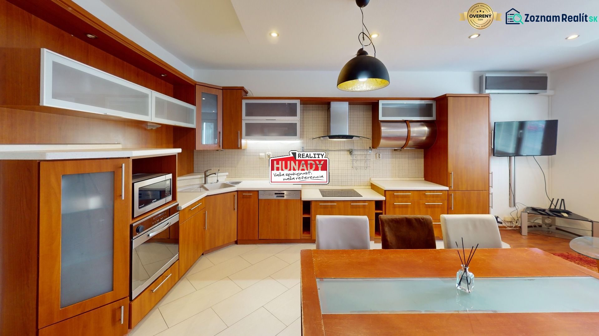 VÝHODNÁ PONUKA!!! (65 m²) 3i BYT S LOGGIOU V SRDCI SÍDLISKA KVP - Kuchyňa v 3-izbovom byte s podlahou s dreveným dekorom a zabudovanými spotrebičmi.