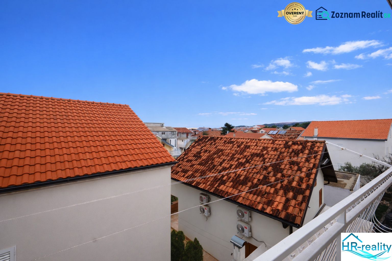 Vodice(HR)-Kompletne zariadený 3 izbový apartmán - Pohľad na strechy a modrú oblohu z Rekreačného apartmánu vo Vodiciach.