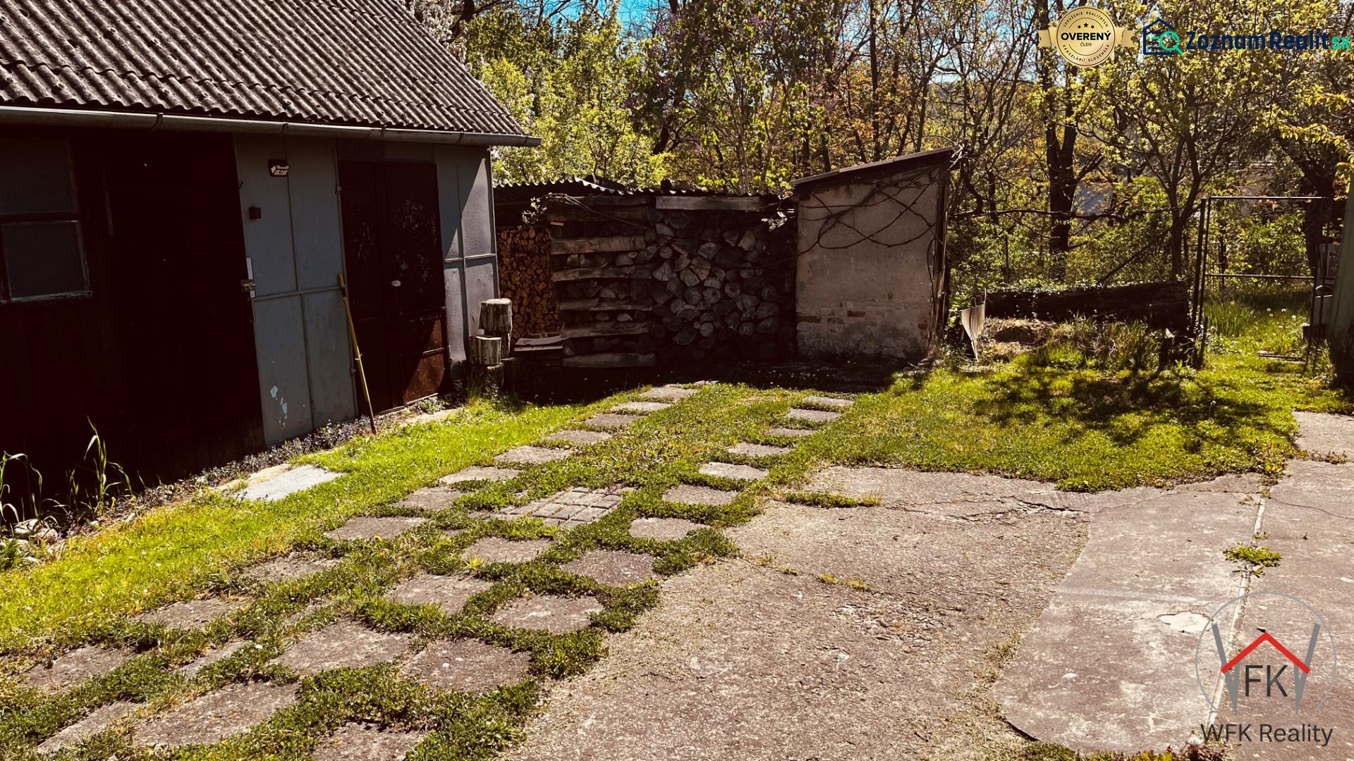 PREDAJ: Rodinný dom v srdci rekreačnej oblasti Domaša – Nová Kelča - Dvor pri rodinnom dome v Novej Kelči s garážou a kozubom na sklade dreva.