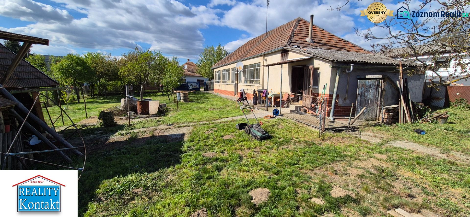 Na predaj vidiecky dom v Dedinke 3+1 s pozemkom 3150m2  - Žiadna Dedinka: Rodinný dom so záhradou a prístavbou, s kosiačkou na trávniku.