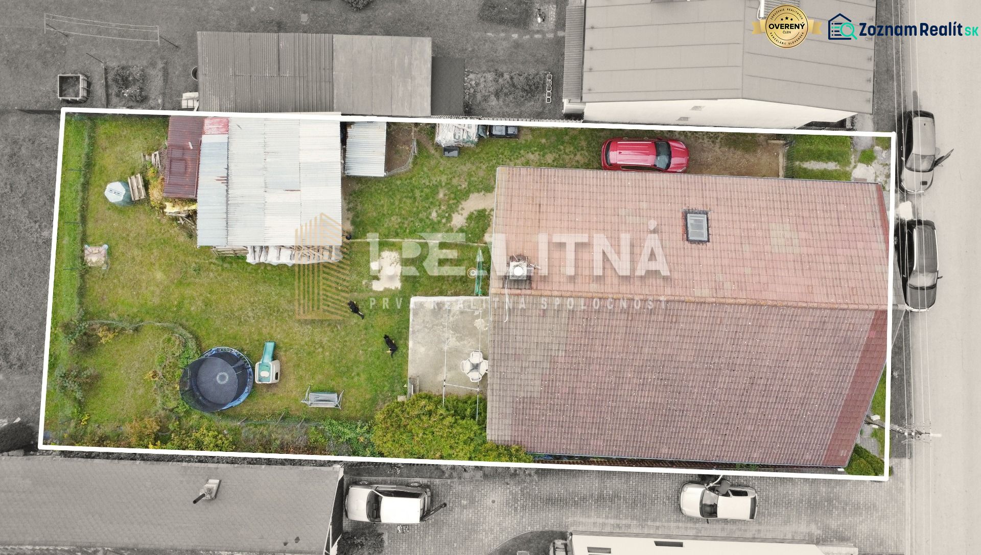 POSCHODOVÝ RODINNÝ DOM V PODKONICIACH, 300M2 - Rodinný dom v Podkoniciach s dvormi, trávnikom, trampolínou a zaparkovanými autami.