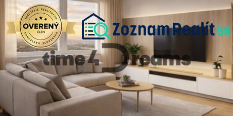 Na predaj: CENTRUM: 3 izb.byt + ŠATNIK + PIVNICA - Obývacia izba v 3-izbovom byte s podlahou s dreveným dekorom a veľkým oknom.