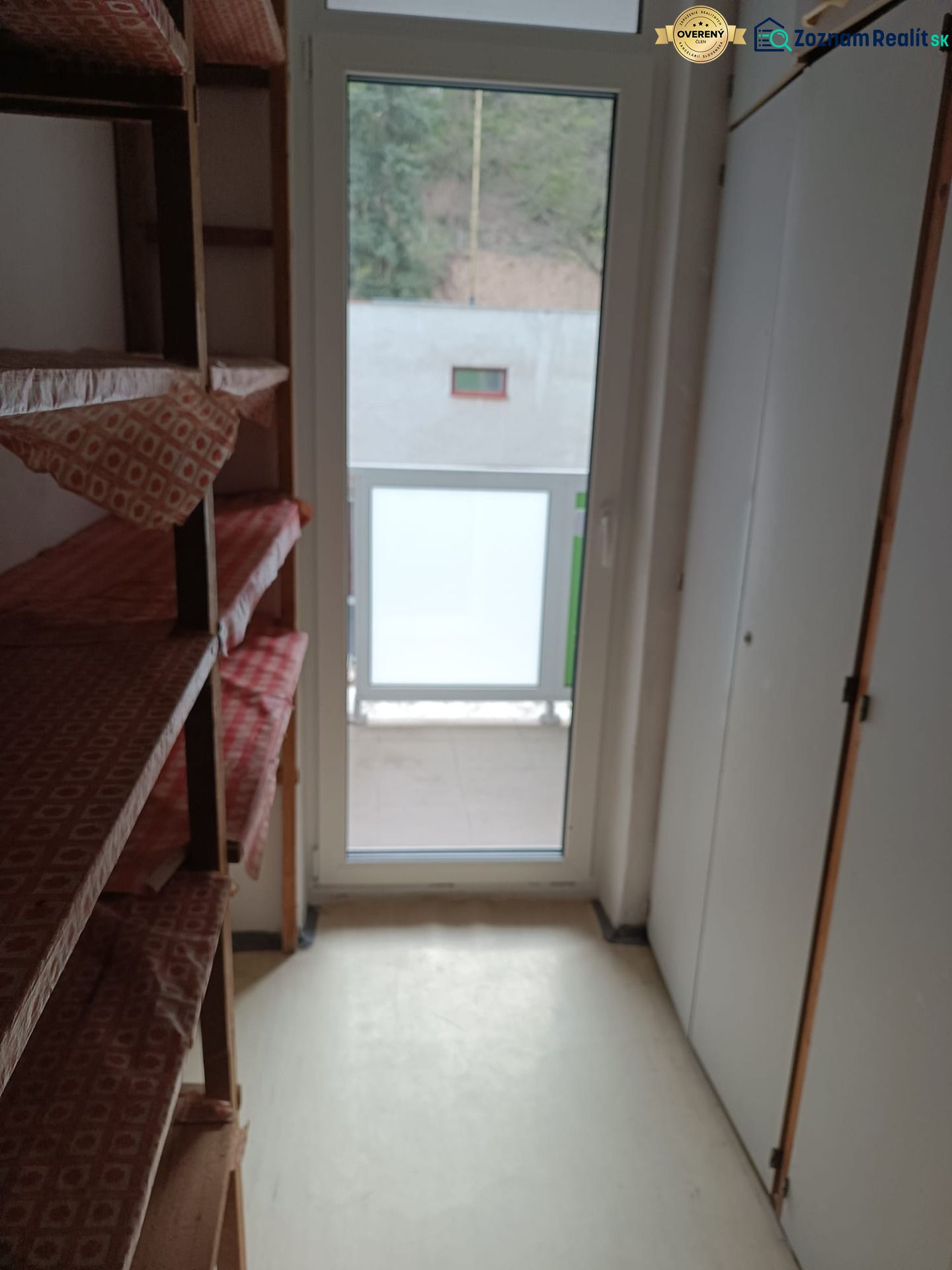 Na prenájom  veľkometrážny 3 izbový byt Nová Baňa - Úzka miestnosť v 3-izbovom byte s policami a prístupom na balkón.