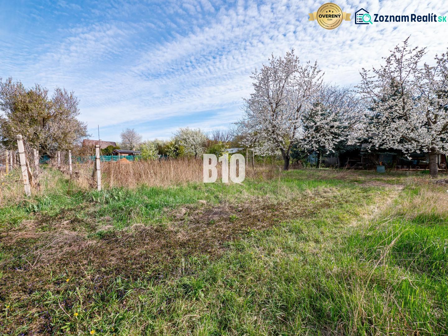 Na predaj 2.000 m2 pozemok - 3 min. od mesta Nitra - Pozemky - bývanie v Nitre s rozkvitnutými stromami a plotom v prírodnom prostredí.