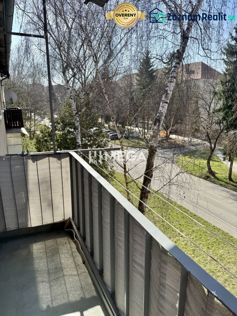 PREDANÉ- 2 izbový byt s balkónom blízko centra mesta Humenné - Balkón 2-izbového bytu na Sokolovskej ulici v Humennom s výhľadom na zeleň.