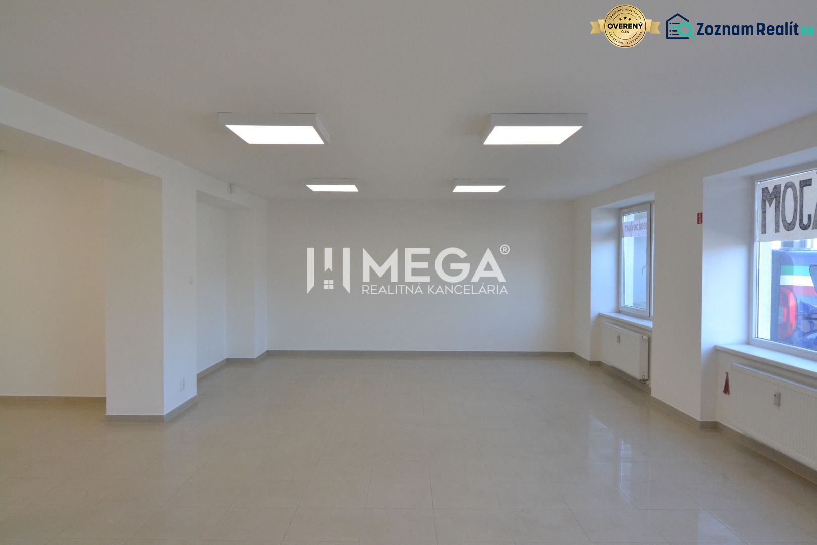 Na prenájom - priestor na prízemí 61,50 m2 na ul. Tolstého v meste Hum - Interiér obchodných priestorov s keramickou podlahou a veľkými oknami pre prirodzené svetlo.