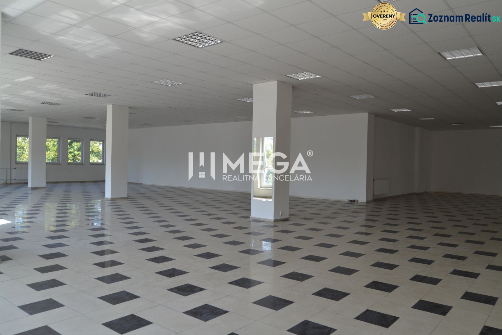 PRENÁJOM-Obchodný priestor v centre mesta Humenné-420m2 - Priestranné obchodné priestory s veľkými oknami a vzorovanou podlahou.