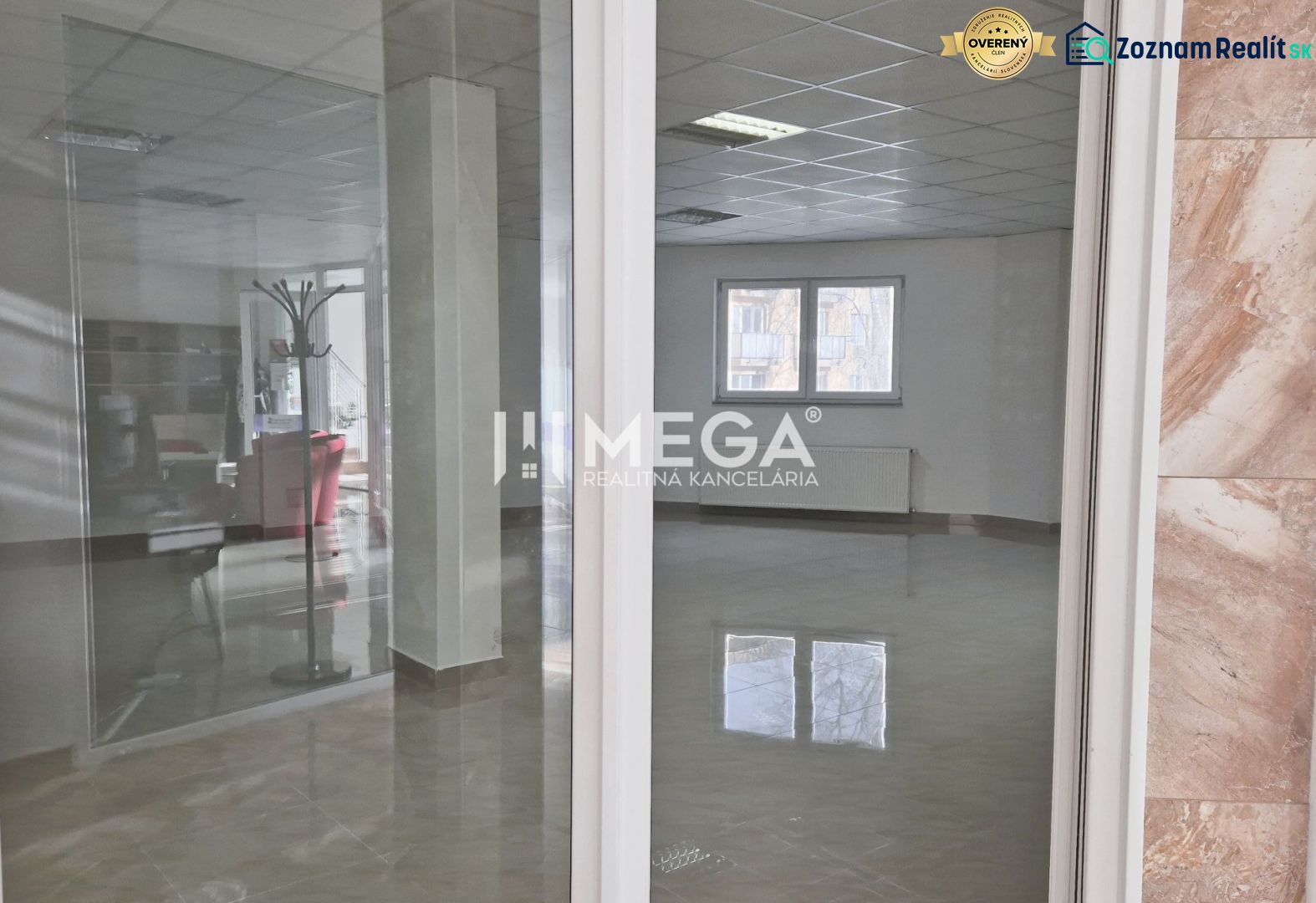 PRENÁJOM obchodného priestoru v centre Humenného (74 m2) - Obchodné priestory so sklenenými stenami a podlahou s dreveným dekorom.