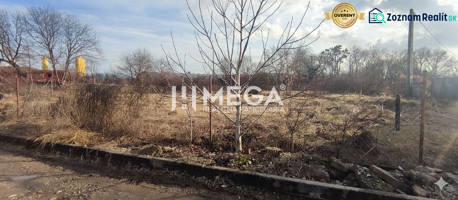 NA PREDAJ: Exkluzívny stavebný pozemok v Košiciach – Barca 957 m² - Pozemok vhodný na bývanie v oblasti Košice IV s riedkou vegetáciou a stromami.