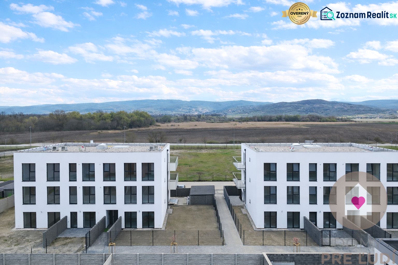 POSLEDNÝ VOĽNÝ 3i. BYT SO ZÁHRADOU+TEP. ČERPADLO, KLIMATIZÁCIA A ŽALÚZ - Moderné bytové domy v Slovenskom Grobe na Dúhovej ulici s výhľadom na prírodu.