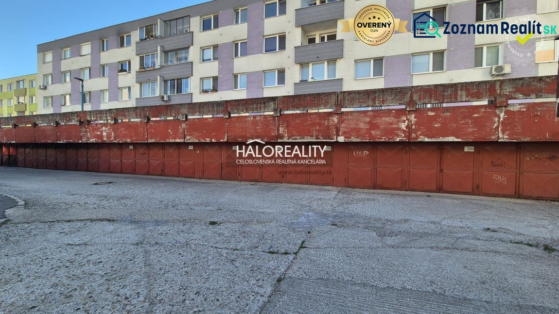 Predaj, garáž Bratislava Vrakuňa, Toryská - EXKLUZÍV... - Garáže v BA - Vrakuni pred obytnými budovami s vyblednutými červenými bránami.
