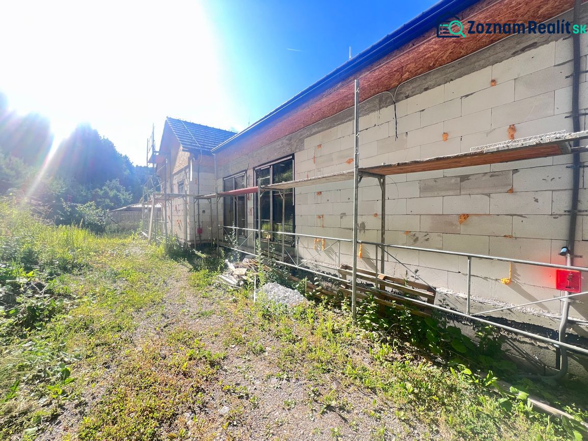 Na predaj štýlová novostavba nízkoenergetického rodinného domu - Badín - Výstavba rodinného domu v Badíne, okres Banská Bystrica, so zeleným okolím a lešením.
