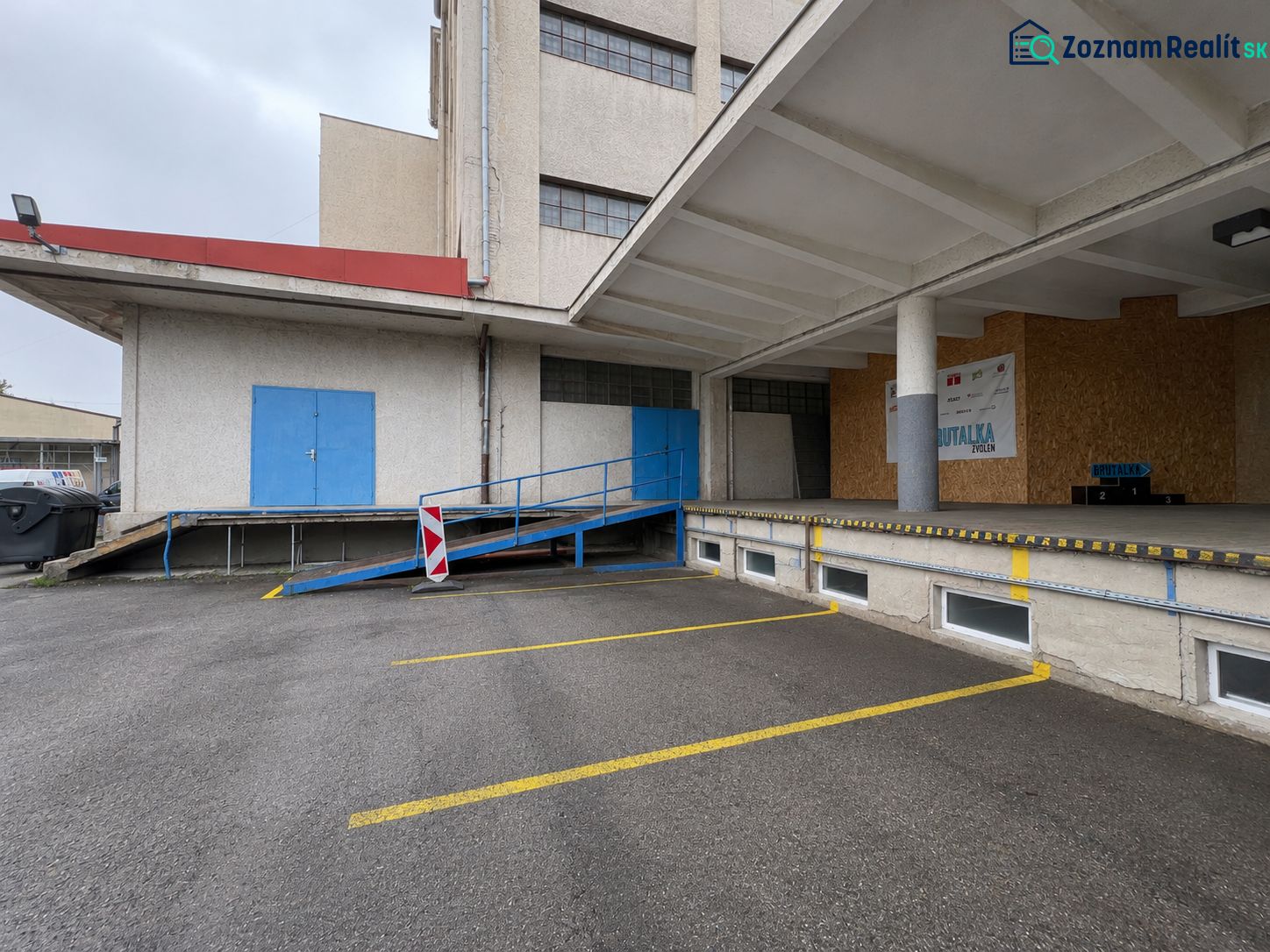 Na  prenájom vykurovaný sklad s nakladacou rampou, 540 m² - Zvolen - Exteriér budovy v Zlatom Potoku, Zvolen s rampou v areáli skladov a hál.