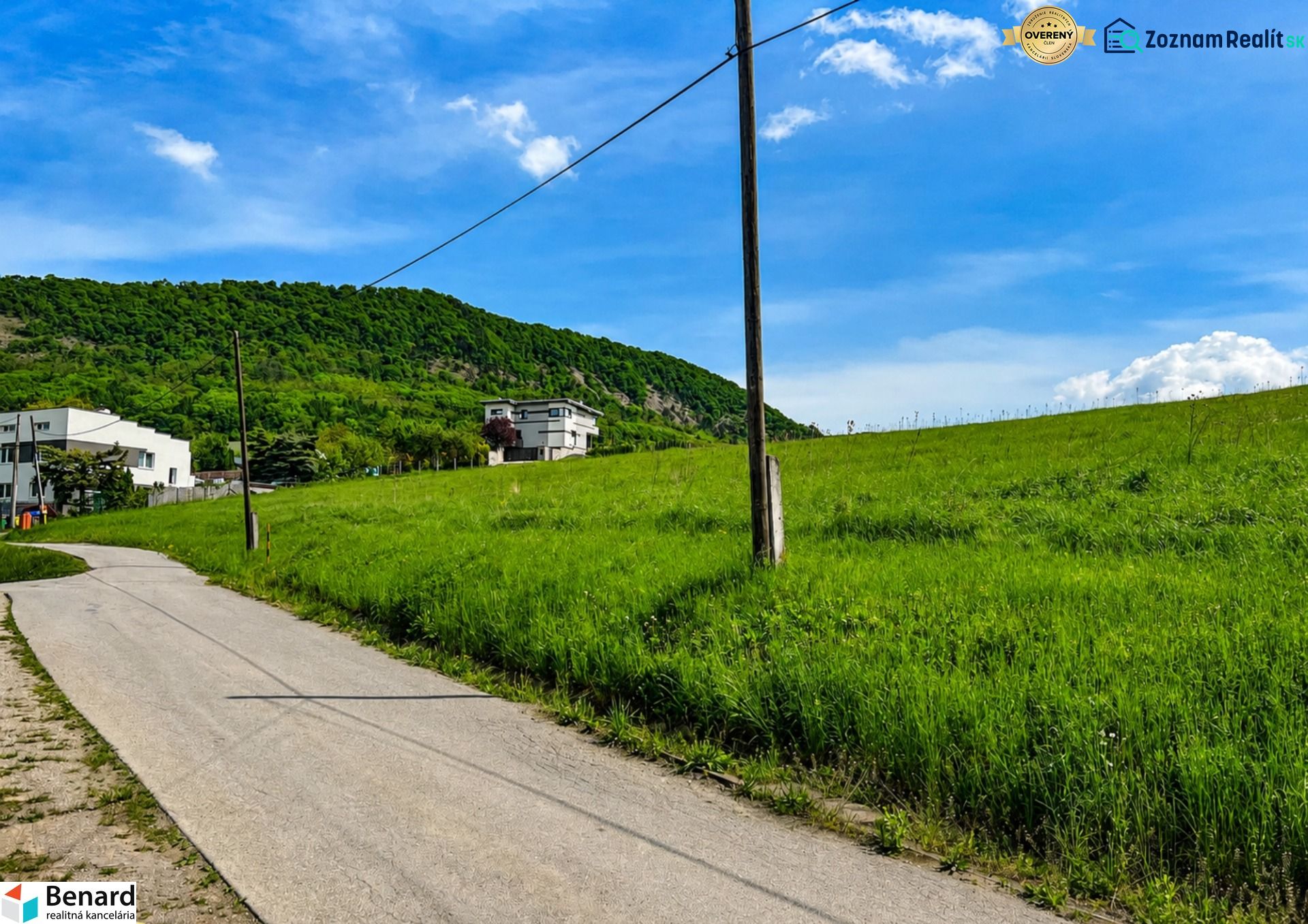 Priestranný stavebný pozemok 2 441 m² vo Finticiach - Kopcovitá krajina pri Finticiach s pozemkami na bývanie a vidiekom v pozadí.