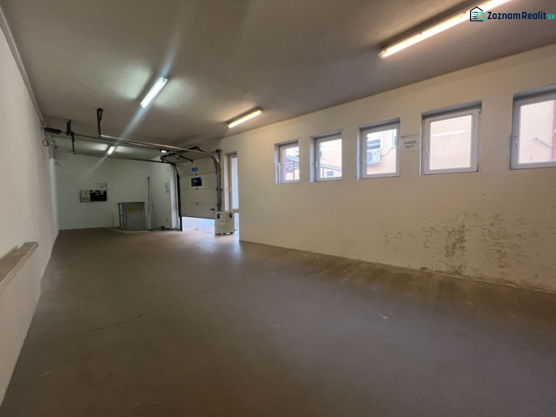 Sklad + kancelárie 1349 m² logistický objekt s rampami -Banská Bystria - Vnútorný priestor Skladov a hál s oknami a garážovou bránou.