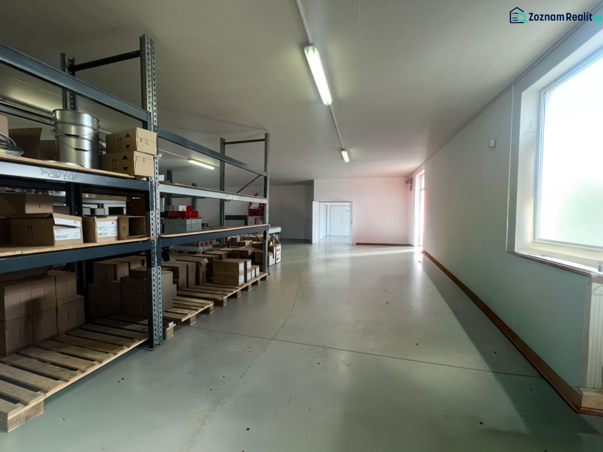Skladové a výrobné priestori s kanceláriami 130 m² /180 m² /198 m² BB - Sklenené regály s krabicami v skladoch a halách, osvetlené prirodzeným svetlom.