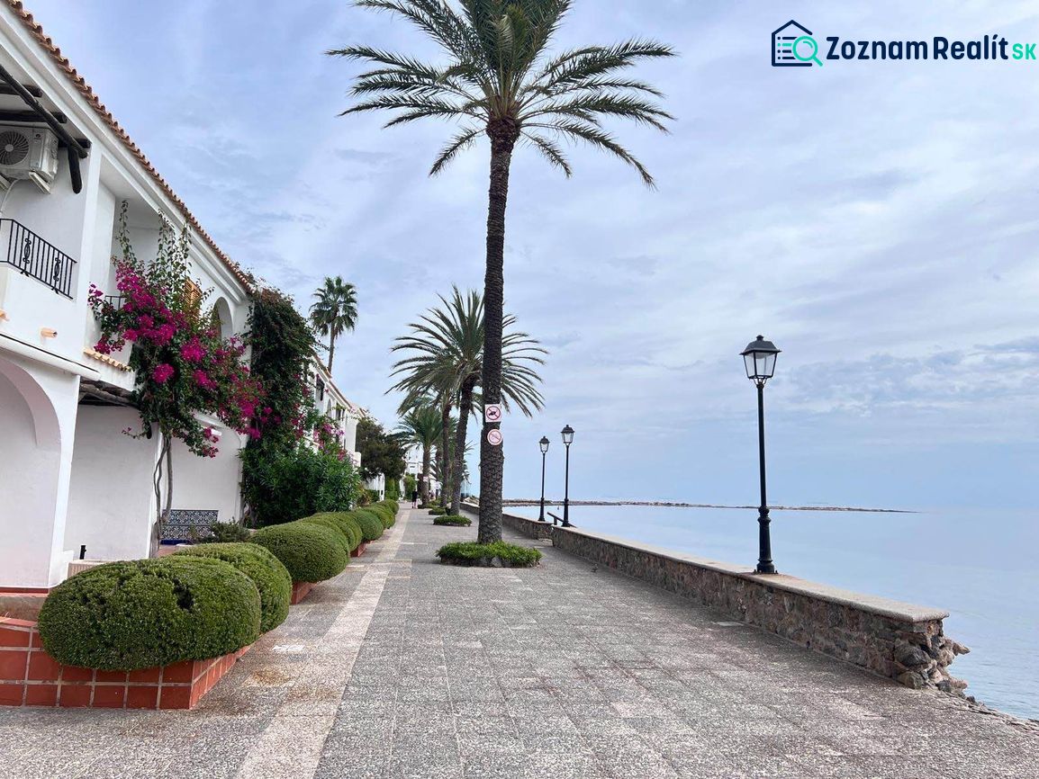 Na predaj apartmán - Mar Menor, Španielsko A500ZL - Promenáda pri mori v La Manga del Mar Menor, Španielsko, lemovaná palmami a lampami.