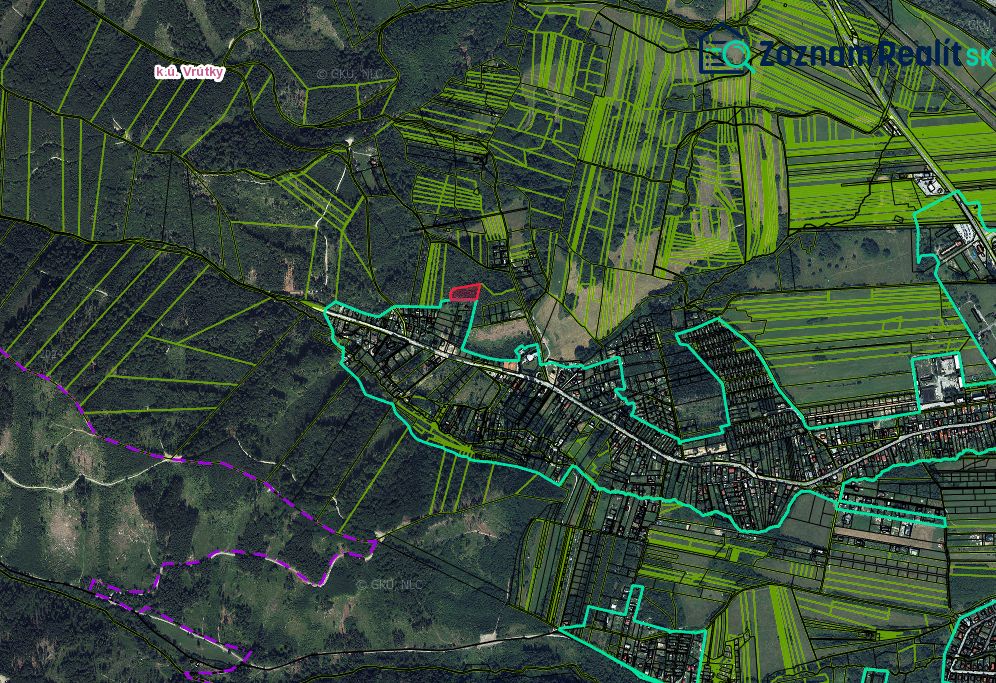 Vrútky – 920 m2 POZEMKY na okraji intravilánu - Letecký pohľad na poľnohospodárske a lesné pozemky v okolí mesta Vrútky.