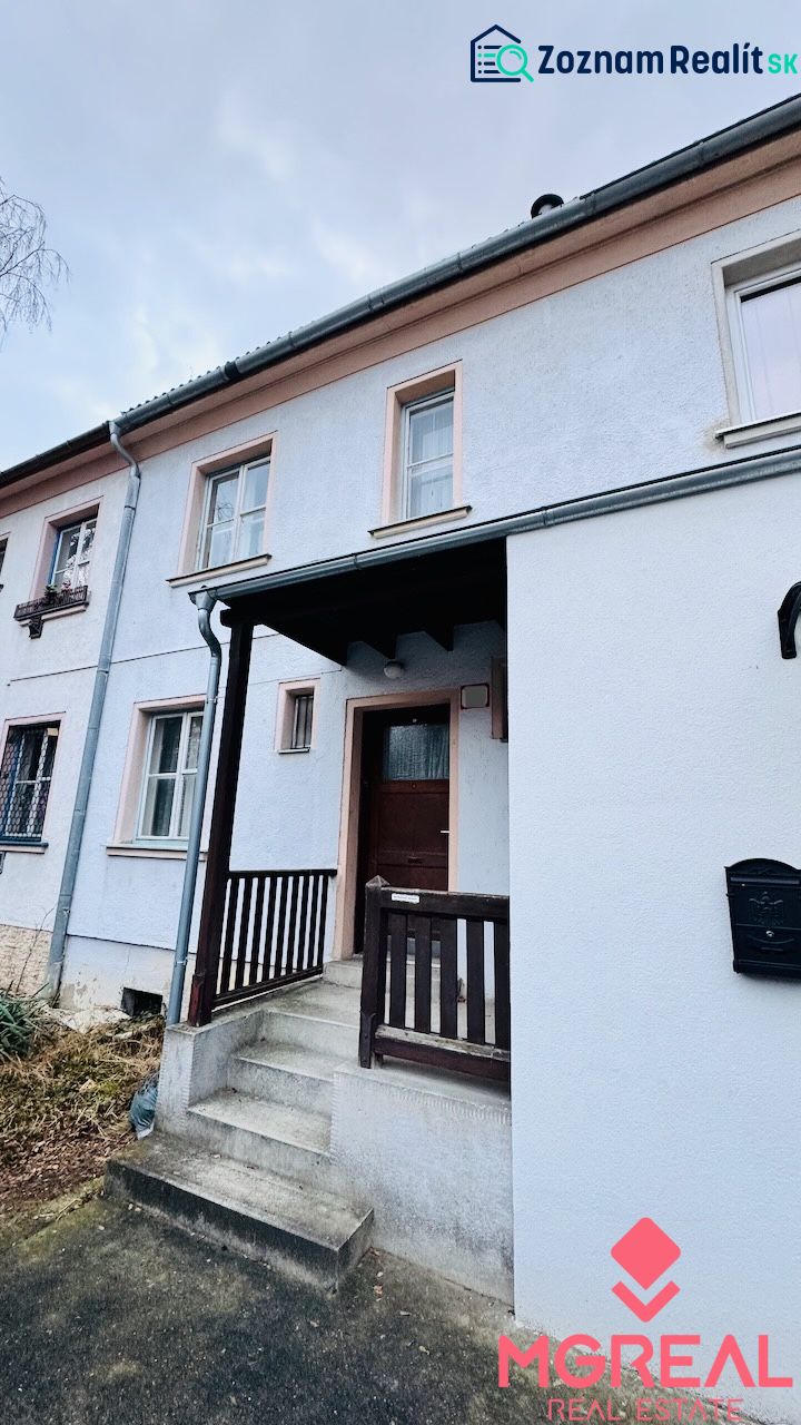 Na predaj 3 i byt so záhradou v Partizánskom – centrum - Vchod do 3-izbového bytu na ulici Rudolfa Jašíka v Partizánskom.