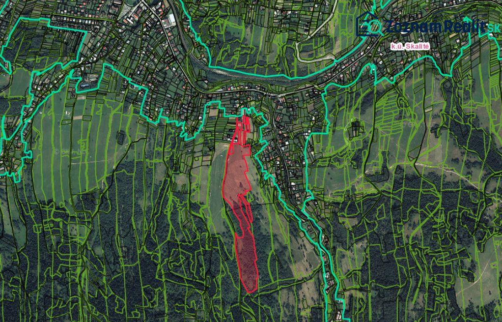 Skalité – 6.300 m2 ORNÁ PÔDA v pozemkových úpravách - Letecký pohľad na polia a lesy v Skalitom, zobrazujúci poľnohospodárske a lesné pozemky.