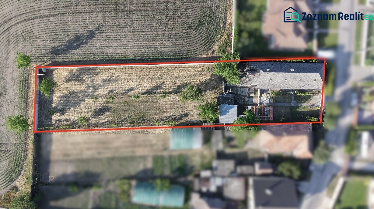 Rodinný dom s veľkým pozemkom v meste Nesvady  - Letecký pohľad na areál rodinného domu v Nesvadoch s priľahlým pozemkom.