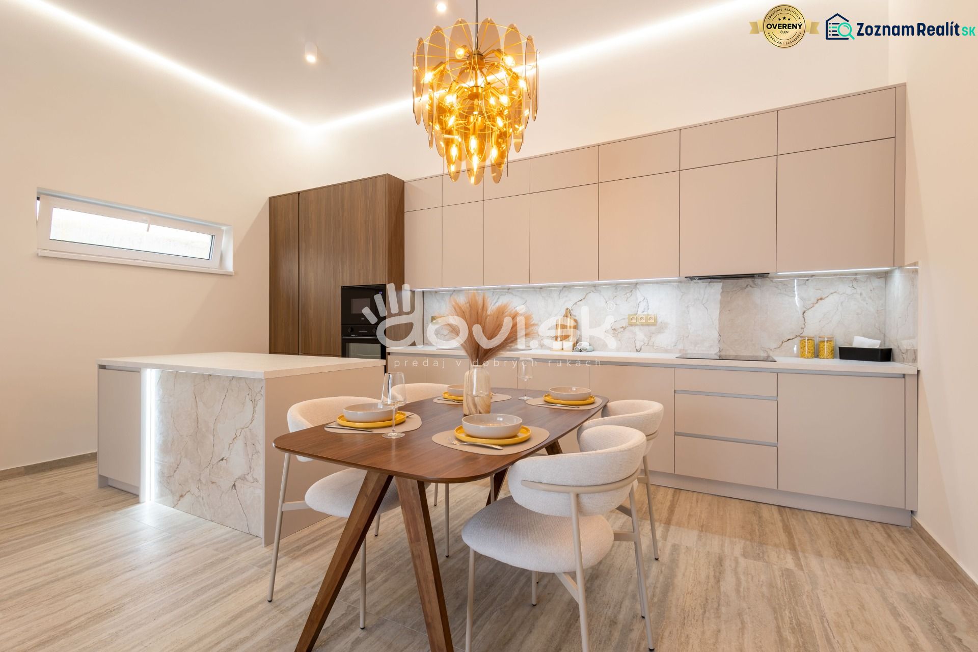 MODERNÝ 4-IZBOVÝ BUNGALOV | ZEMPLÍNSKA ŠIROKÁ - Jedáleň v rodinnom dome s dekorom mramoru na stenách a dreveným stolom.