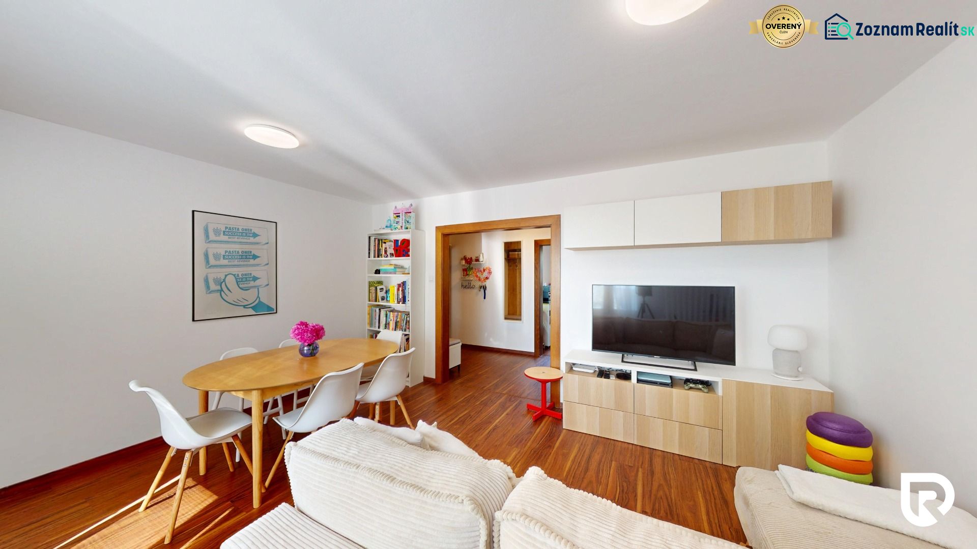 3-izbový byt 65m2 + loggia 5m2 | Na pasekách - Obývacia izba s dreveným dekorom, jedálenský stôl, knižnica a TV kabinet.