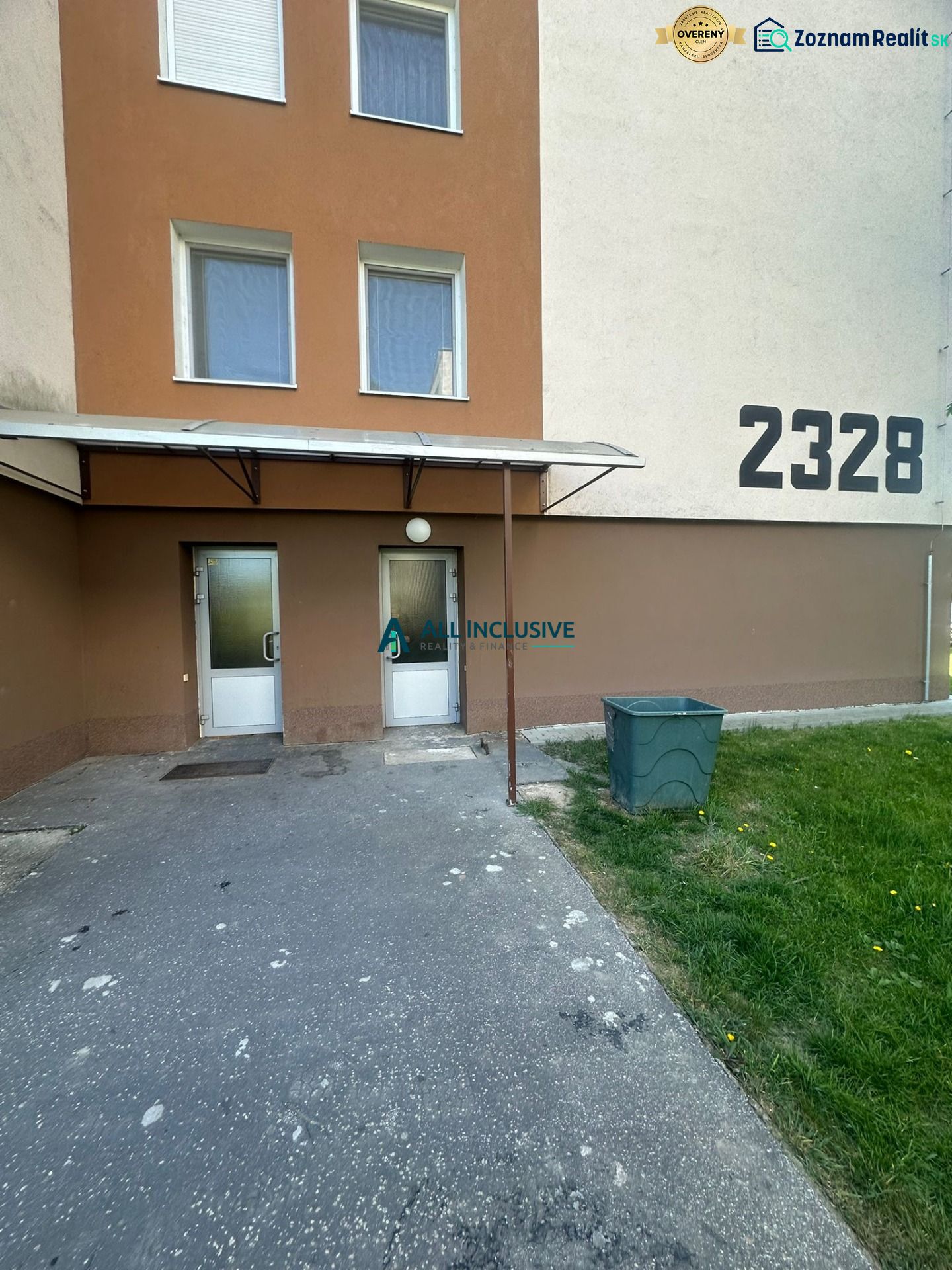 Rezervovaný - Na predaj priestranný 2-izbový byt v Topoľčanoch - Vchod do bytového domu na Pavla Országha Hviezdoslava v Topoľčanoch, vhodný pre 2-izbový byt.