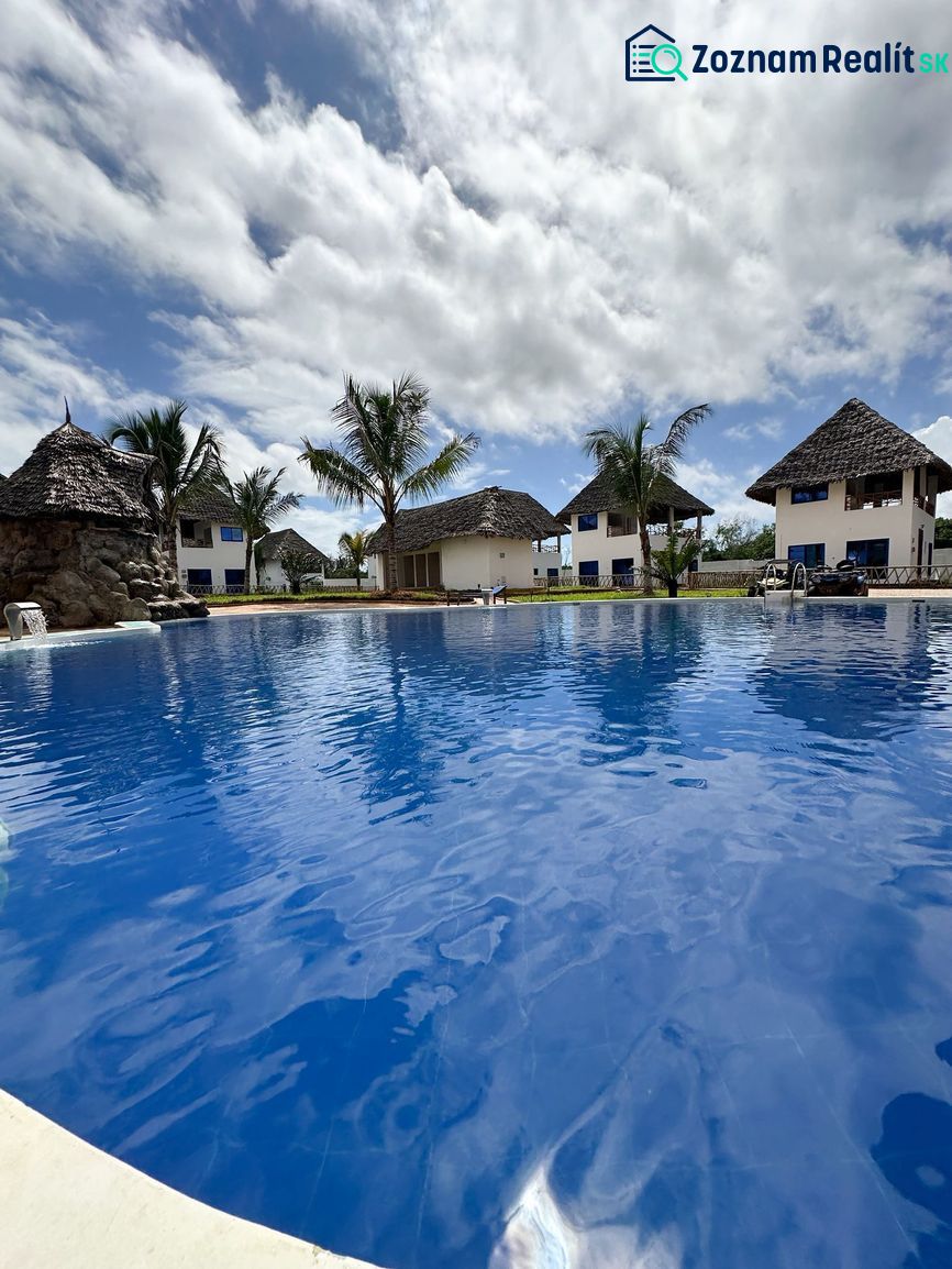 Dom pri pláži s vlastnou studňou a bazénom - Zanzibar, Uroa O578ZL - Bazen pri rodinných domoch v Zanzibare obklopený palmami.