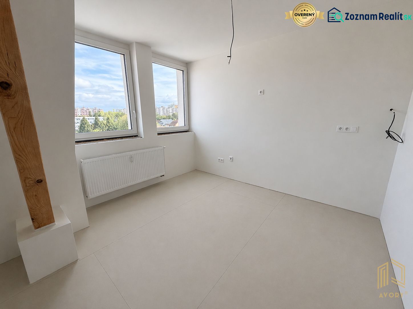 PODKROVNÝ 2 IZB. BYT (56m2), REZIDENCIA SADOVÁ, SENICA - Izba 2-izbového bytu s veľkými oknami a podlahou s dreveným dekorom.
