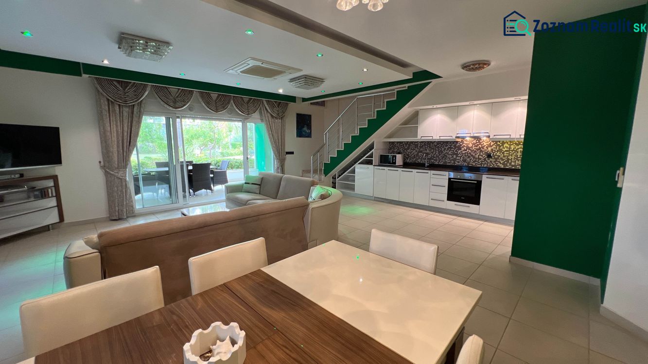 Exkluzívne na predaj Mezonetový apartmán Turecko- Side A205ZL - Priestranný obývací priestor s kuchyňou a jedálňou, Zvláštne nehnuteľnosti, pohodlné posedenie.