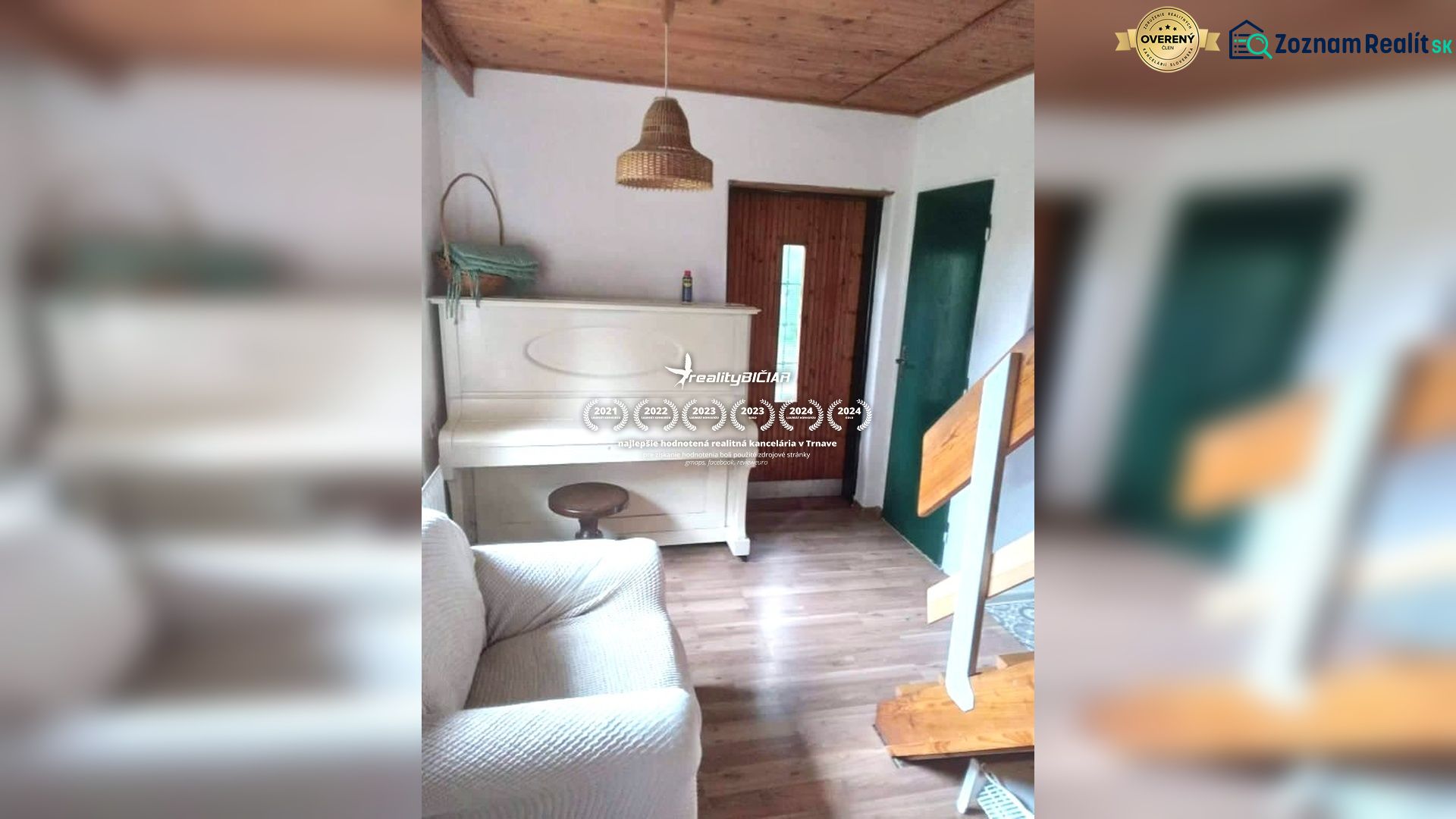 Exkluzívne na predaj, čarovný rodinný dom / chalupa v lone prírody - Interiér rodinného domu s bielym klavírom, podlaha s dreveným dekorom, schody a drevený strop.
