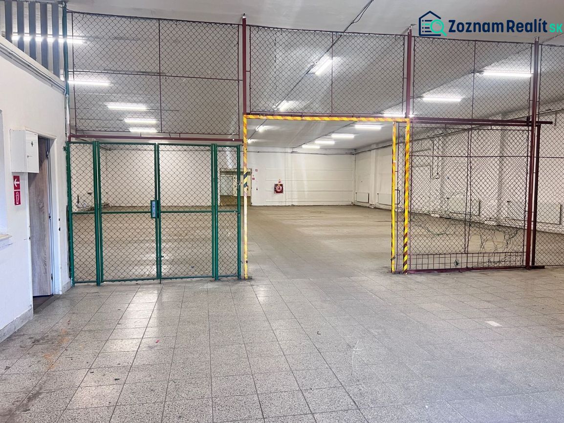 Na prenájom sklad 1474 m² s nakladacími rampami  - Banská Bystrica - Interiér skladov a hál s dlažbou a kovovým oplotením.