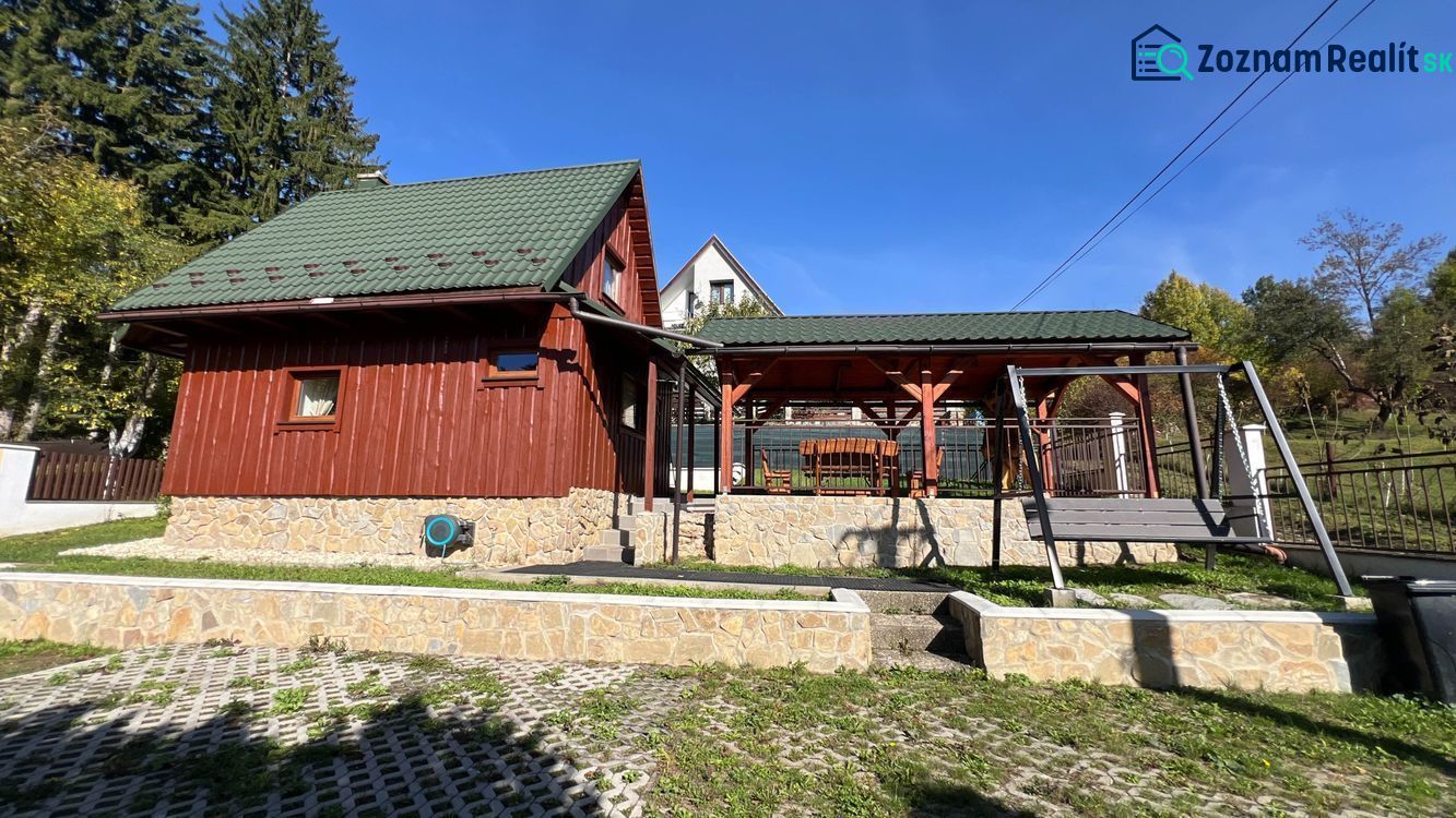 Na predaj chata  - Turík O450ZL - Chata v obci Turík, okres Ružomberok, Žilinský kraj s hojdačkou a altánkom na záhrade.