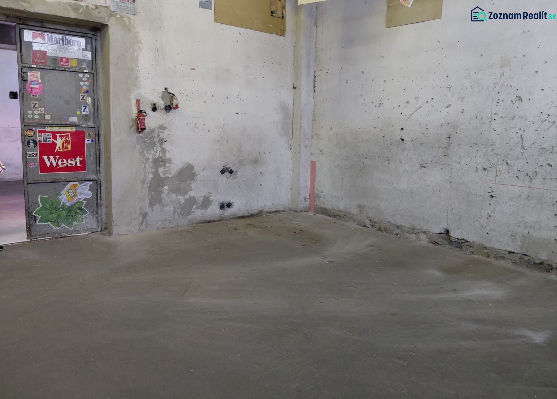 Prenájom skladu 38 m2 v Ružinove na Tomášikovej ul. - Priestory v skladoch a halách s betonovou podlahou a ošúchanými stenami.