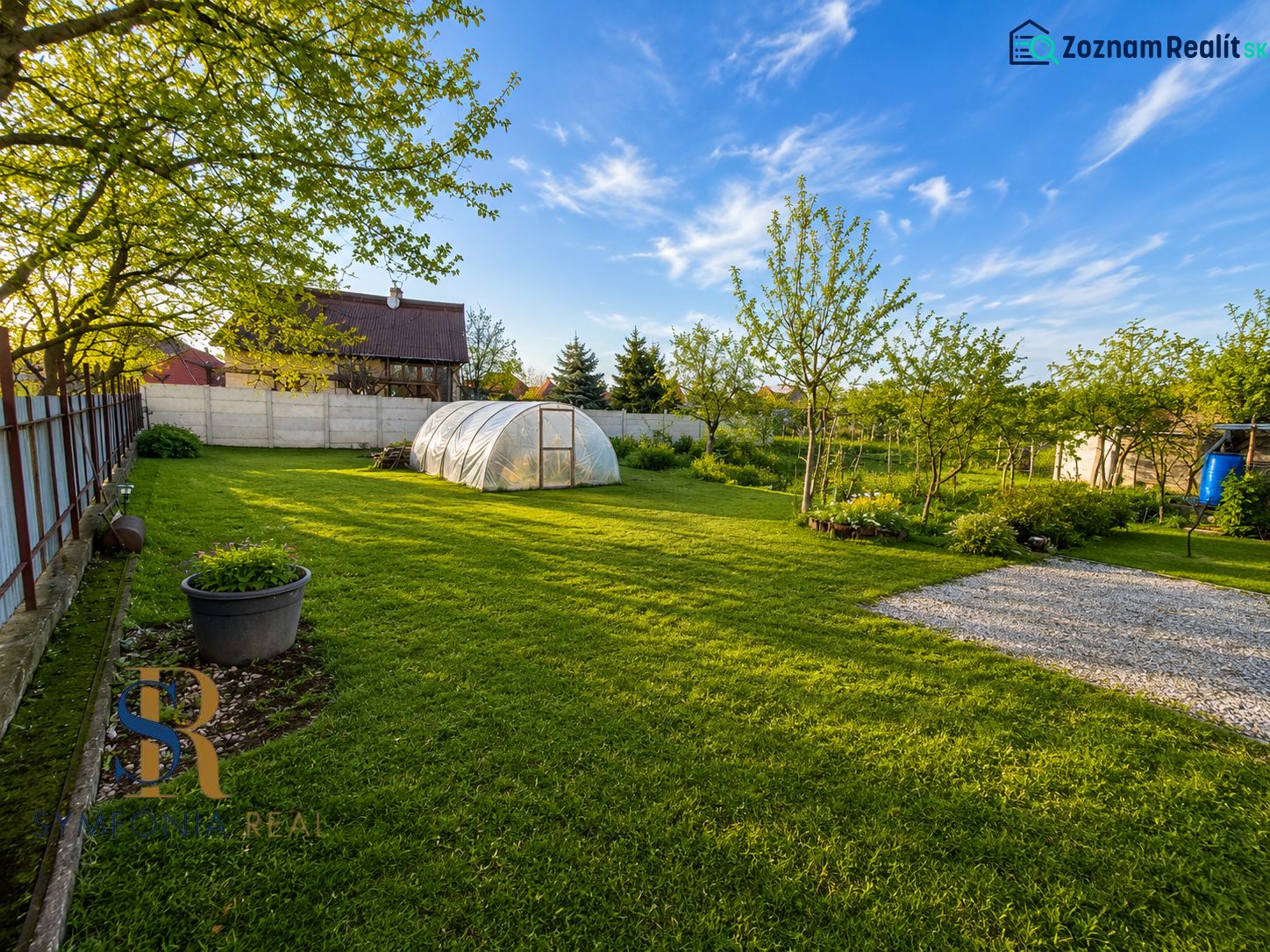 NOVÁ CENA Rovinatý pozemok v Pate 713 m² - bez rezervačnej zálohy - Rozľahlý záhradný pozemok v Pate ideálny pre bývanie, s trávnikom a skleníkom.