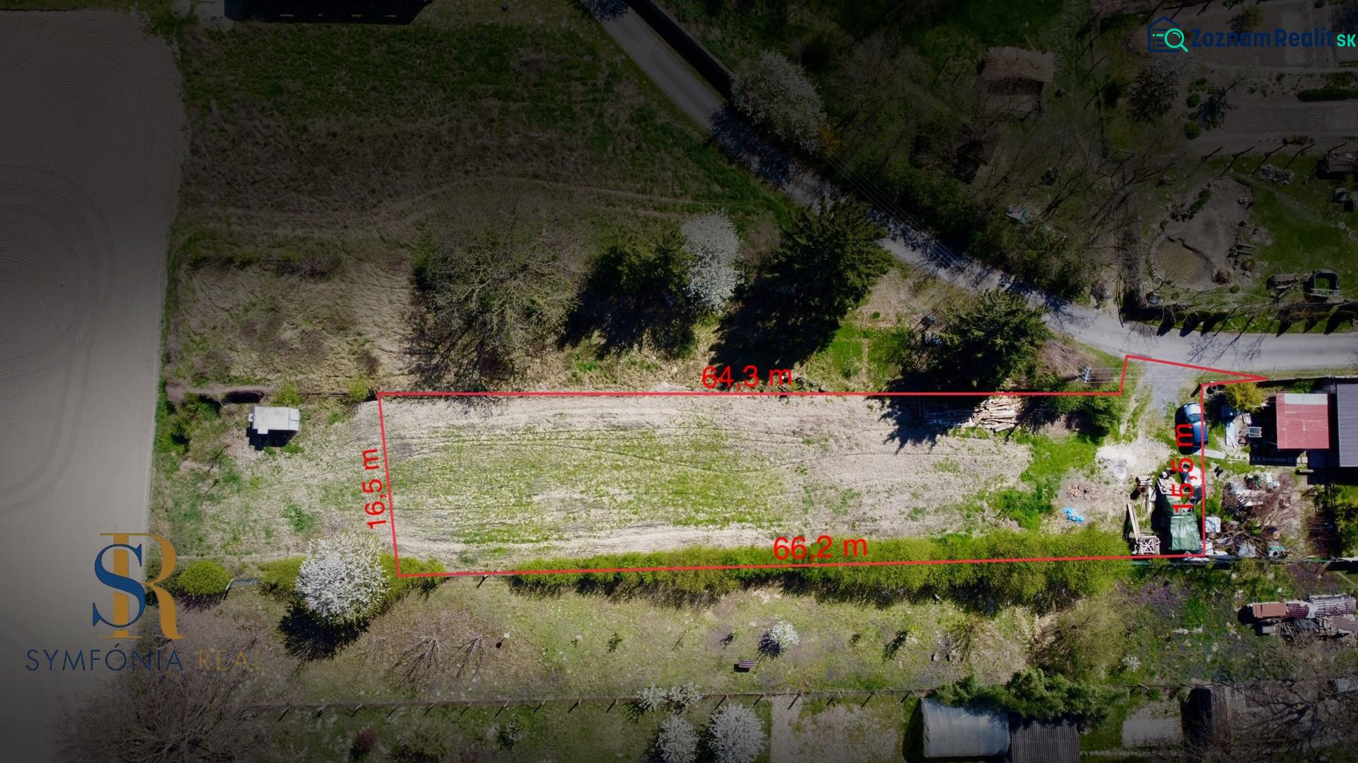 Priestor pre váš vysnívaný domov – pozemok 1114 m² - Horné Topoľníky - Letecký pohľad na pozemky na bývanie v Topoľníkoch so zelenými plochami a rozmermi.
