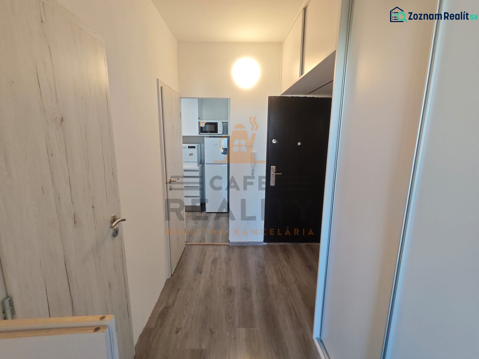 Na prenájom 1 izbový byt, 34 m2, Bratislava, Petržalka, Lachova ulica - Chodba v 1-izbovom byte s podlahou s dreveným dekorom a vstavanou skriňou.