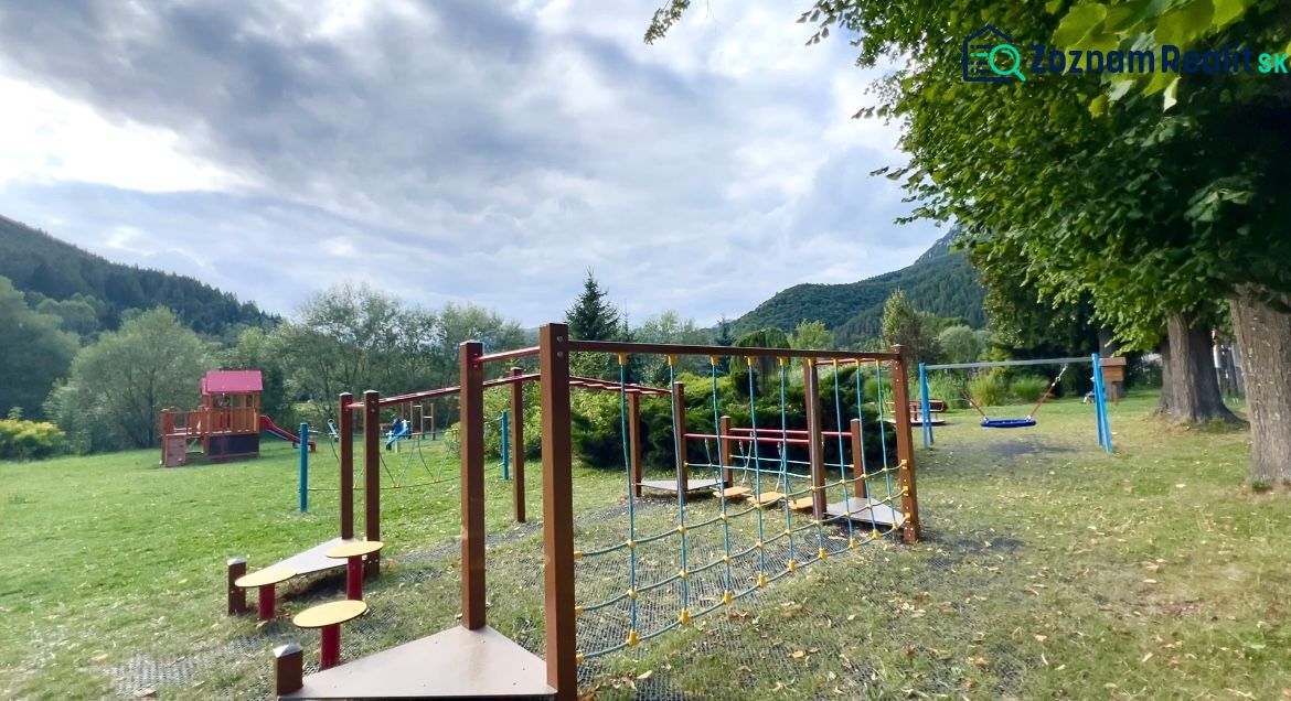 Predaj- Rodinný dom -Stankovany - Detské ihrisko v Stankovanoch s preliezačkami, hojdačkami a okolitou prírodou.