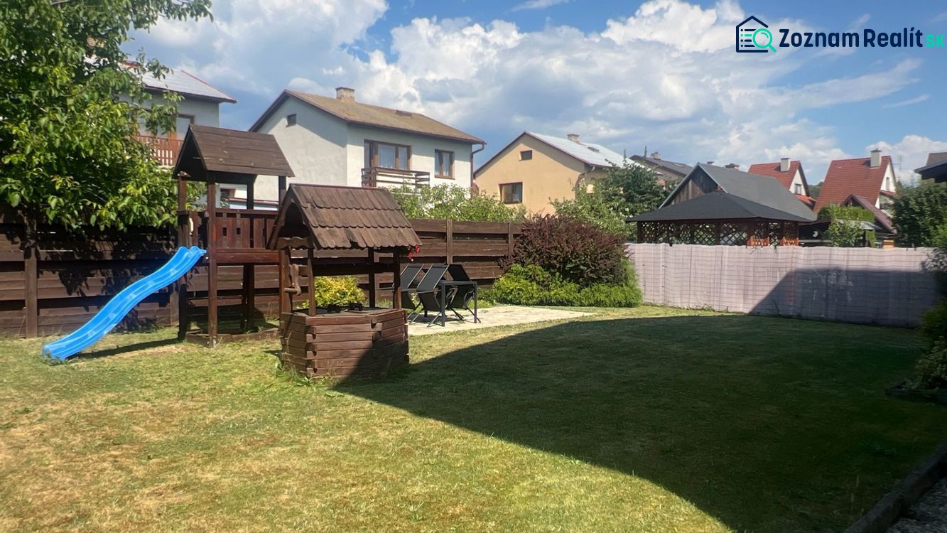 PPRENÁJOM APARTMÁNOVÉHO BYTU ONDRÁŠOVÁ ID: P2120BD - Záhrada s detským ihriskom v Liptovskom Mikuláši ponúka priestor na hranie a oddych.