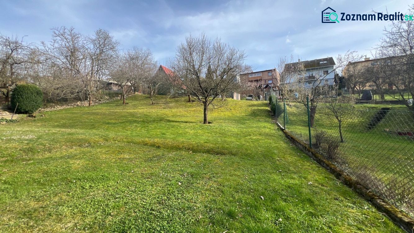 PREDANÝ !!! Rodinný dom v centre Ružomberka na PREDAJ ID:D130BD - Záhrada rodinného domu na ulici Makovického v Ružomberku so stromami a trávnikom.