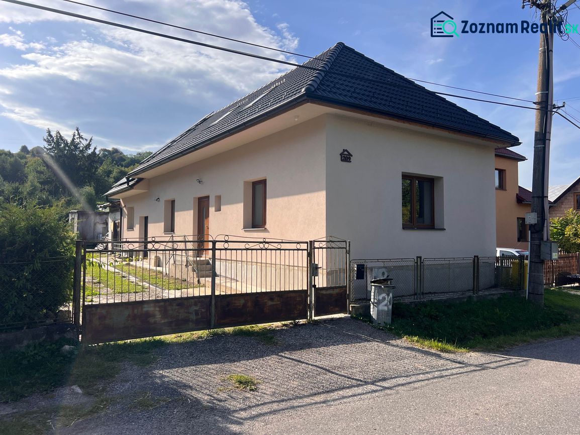 REZERVOVANÝ !!!!!!Víkendový rodinný dom pri Liptovskej Mare – Vlachy-  - Rodinný dom na ulici Krmeš v Liptovskom Mikuláši s predzáhradkou a plotom.