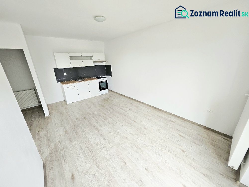 PRENÁJOM 1 IZBOVÝ BYT /34 M2/ SEVER / BALKÓN/ PIVNICA - Kuchynská linka a podlaha s dreveným dekorom v 1-izbovom byte.