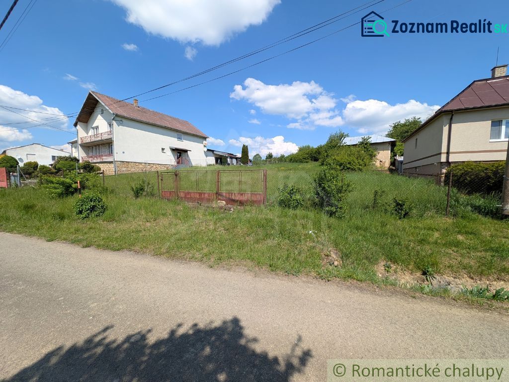 Slnečný stavebný pozemok 1 186 m² - Karná | možnosť dokúpiť 1 ha - Dom obklopený zeleňou v Karnej, lemovaný plotom, ideálny pre Pozemky - bývanie.